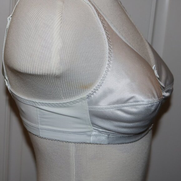Jadee 34B bra has inserts/pockets but no pads to go with it white color - Picture 2 of 6